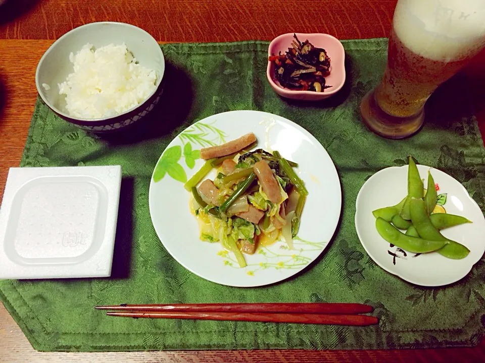 にんにくの芽、新玉ねぎ入りやわらか肉野菜炒め ひじき 枝豆 納豆 白滝入りヘルシーごはん ビール|Ａｋａｒｉ♡さん