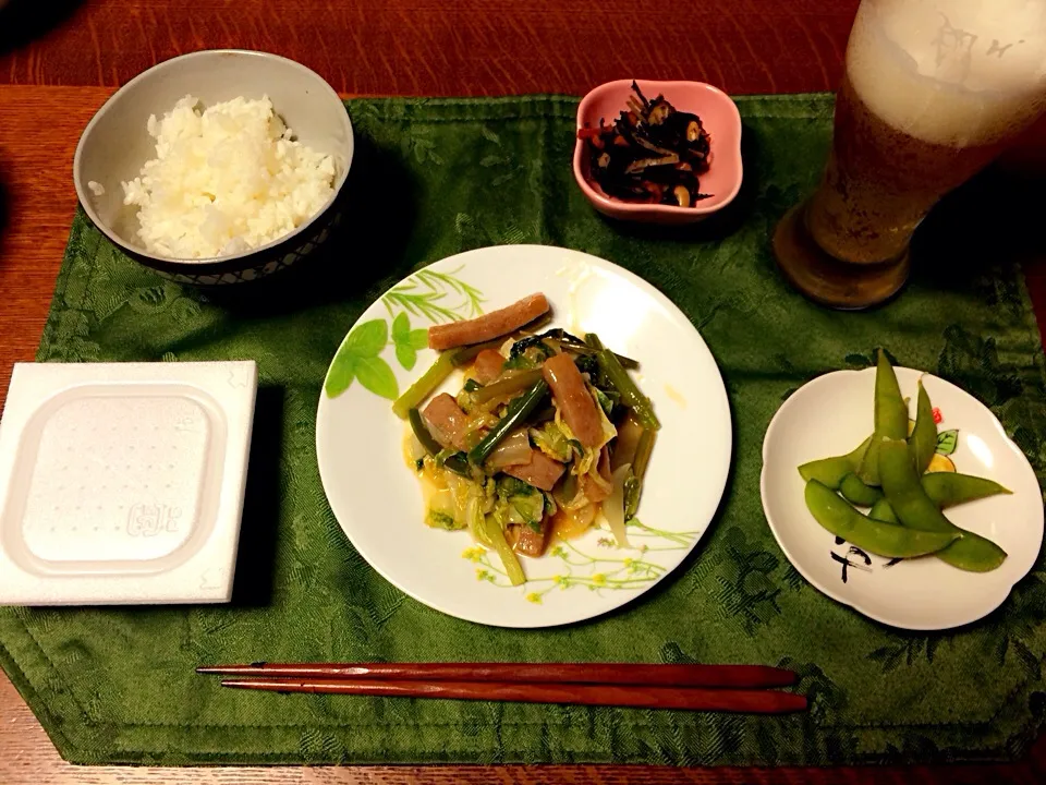 Snapdishの料理写真:にんにくの芽、新玉ねぎ入りやわらか肉野菜炒め ひじき 枝豆 納豆 白滝入りヘルシーごはん ビール|Ａｋａｒｉ♡さん