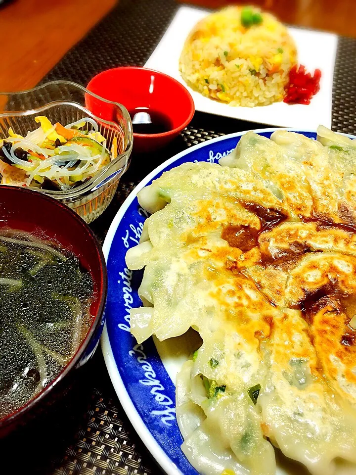 Snapdishの料理写真:今日の晩ご飯♡手作り餃子&チャーハン（＾∇＾）♪|ばろんさん