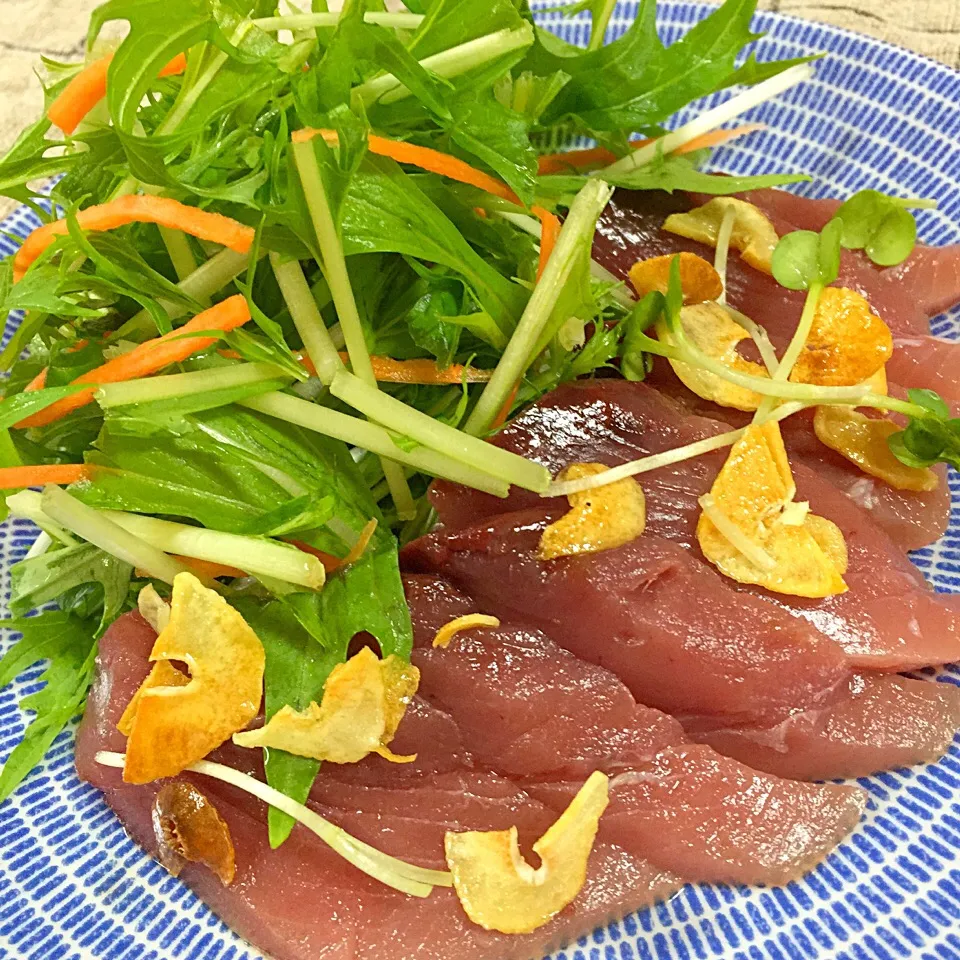 カツオの刺身 〜にんにくチップで〜|アッツさん