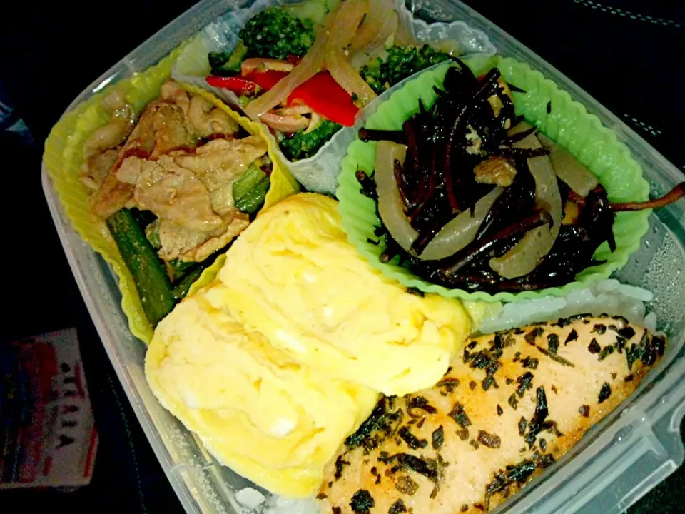 Snapdishの料理写真:お昼のお弁当。豚肉とにんにく芽のオイスターソース炒め
ブロッコリー、ピーマン、玉ねぎ、ベーコンの炒め。
生ひじき煮
サーモンのハーブ焼
卵焼（●＾o＾●）|うえはらありささん