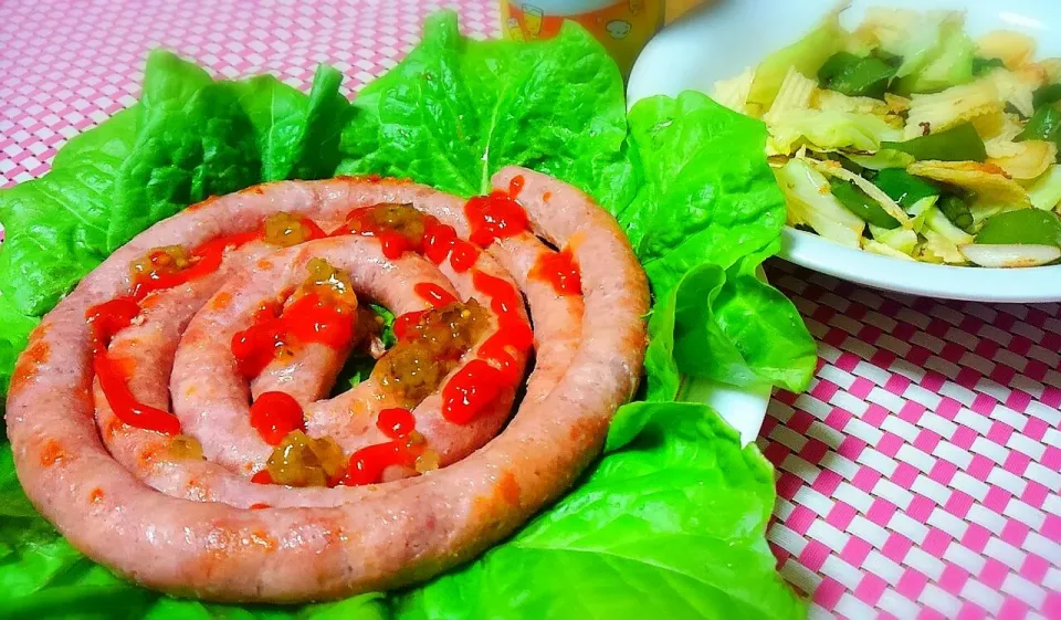 Snapdishの料理写真:ぐるぐるウインナーとキャベツ、ニンニクの芽、ピーマン、ニンニク炒めポテトチップス塩味和え💛|きゅうちゃんさん