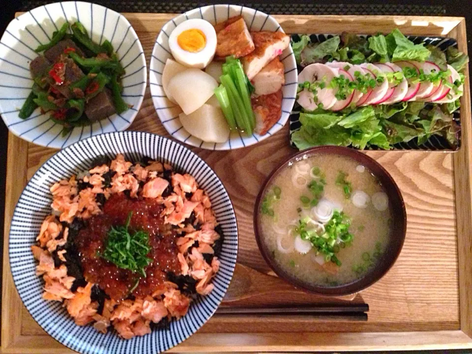 鮭いくら丼、鶏ハムサラダ、カブの煮物、こんにゃくとピーマンの炒り煮、厚揚げのお味噌汁|ayumiさん