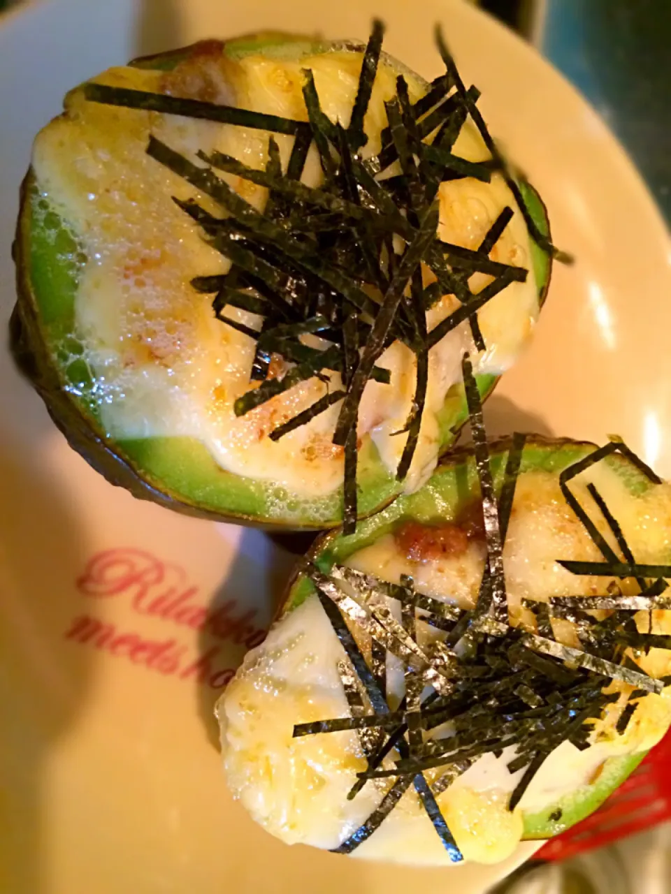 アボカドの穴に肉味噌つめてチーズとマヨのっけて焼きました|タツボンさん