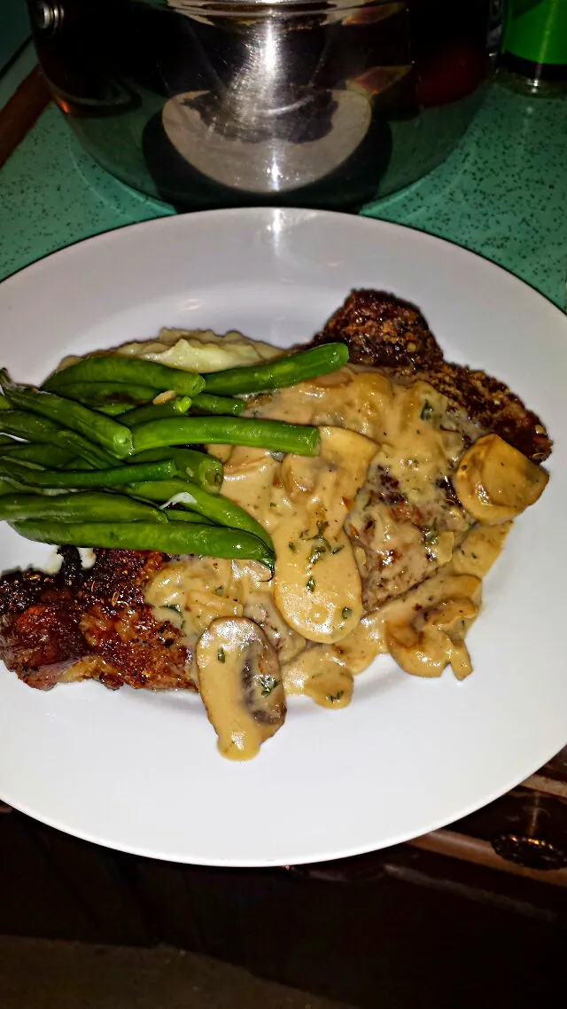 Snapdishの料理写真:steak with mushroom gravy|Ashle Carpenterさん