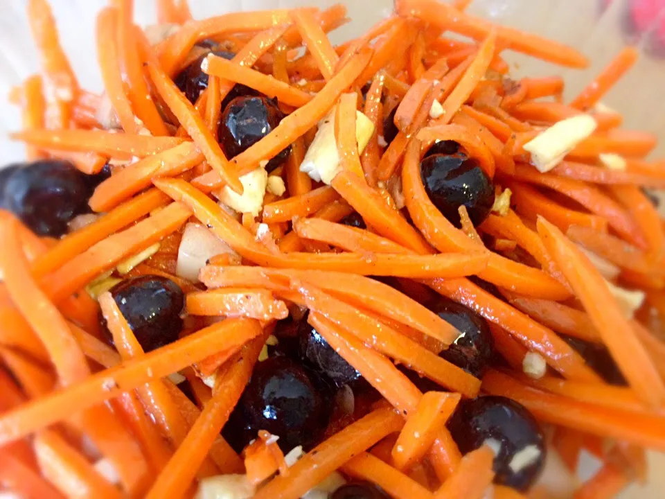 Carrot salad with blueberries and cashews|Nichole Doolingさん