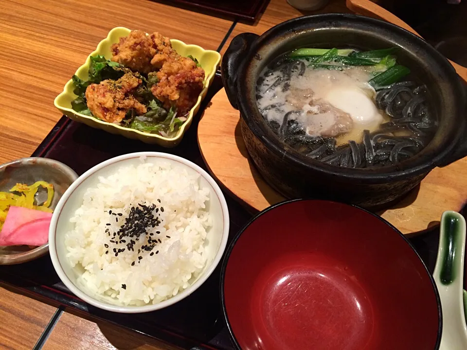 Snapdishの料理写真:ランチ「京鴨煮込み黒ごまうどん、鶏のごま唐揚げ」|ゆっぺさん