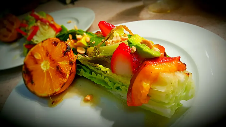 Grilled romaine lettuce with grilled peaches orange vinaigrette nuts avocado|Michael M Schleyerさん