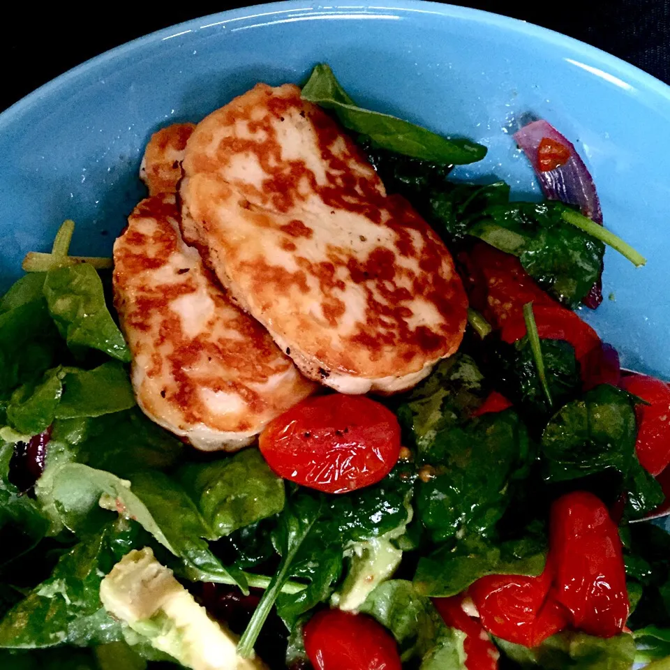 Spinach with avocado, halloumi and fried baby tomatoes with red onion <3|Rebecca Havrefrasさん