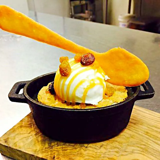 edible spoon,oatmeal cookie peach cobbler ,rum soaked raisins,cinnamon vanilla frozen yogurt  ,caramel|CHUENCHAIさん