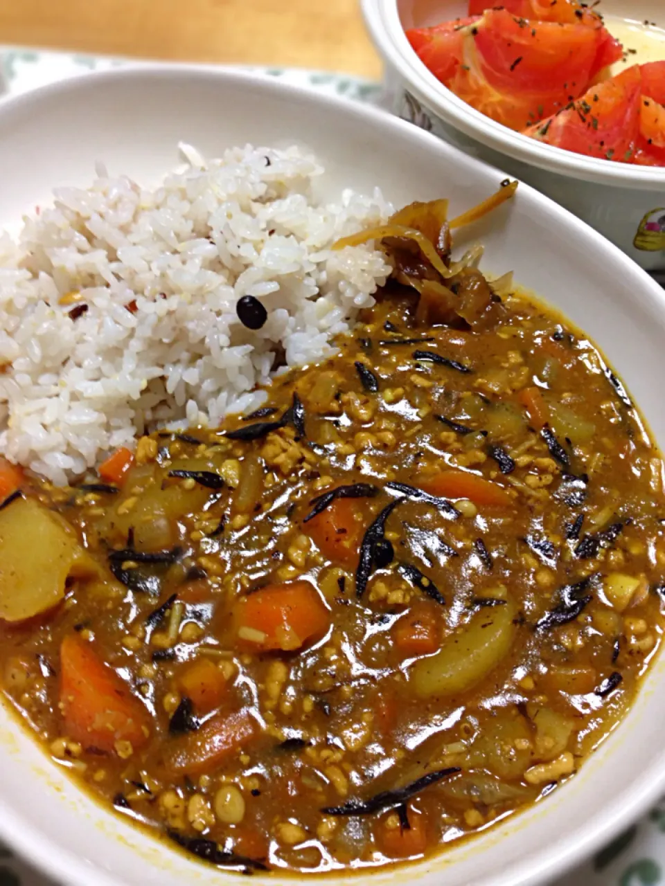 ひじきのキーマカレー風 と トマト🍅|こいちさん