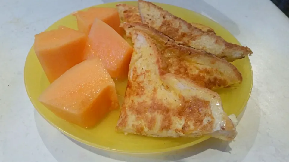 Toddler breakfast. Cinnamon French Toast with cantaloupe. #toddler # breakfast|Kira Sさん