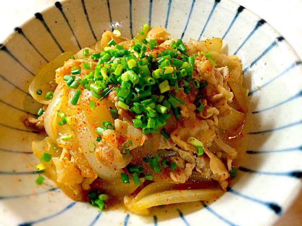 あゆ♡ちゃんの料理 豚バラ肉と新玉ねぎの蒸し煮♪トロトロで旨々～♡|ぷっくりんこ💙さん