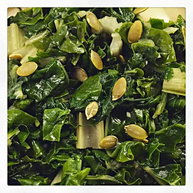 swiss chard with pumpkin seeds|CHUENCHAIさん