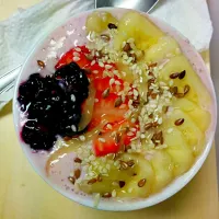 Tofu, banana and goji berry smoothie topped with more bananas, strawberries, black berries, raw honey and seeds!  :D|Violet Floresさん