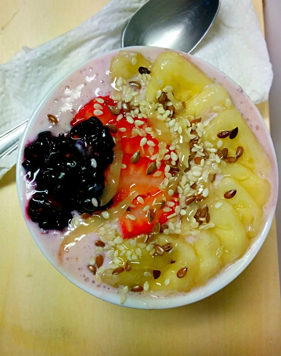 Tofu, banana and goji berry smoothie topped with more bananas, strawberries, black berries, raw honey and seeds!  :D|Violet Floresさん