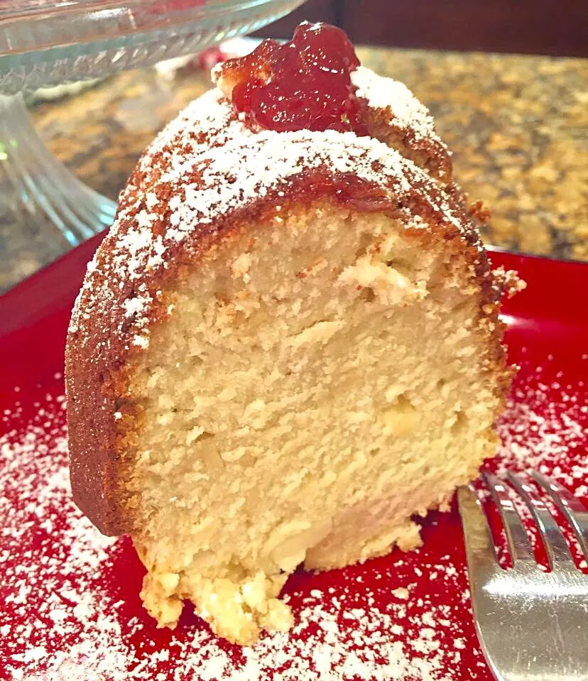 Cream Cheese Pound Cake topped with strawberry jam|Alma's Home Kitchenさん