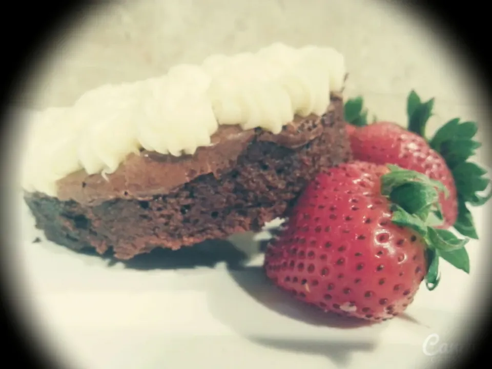 Fudge Brownie with Cream Cheese Frosting and Strawberries|Courtney Alizabet Riess Handelさん