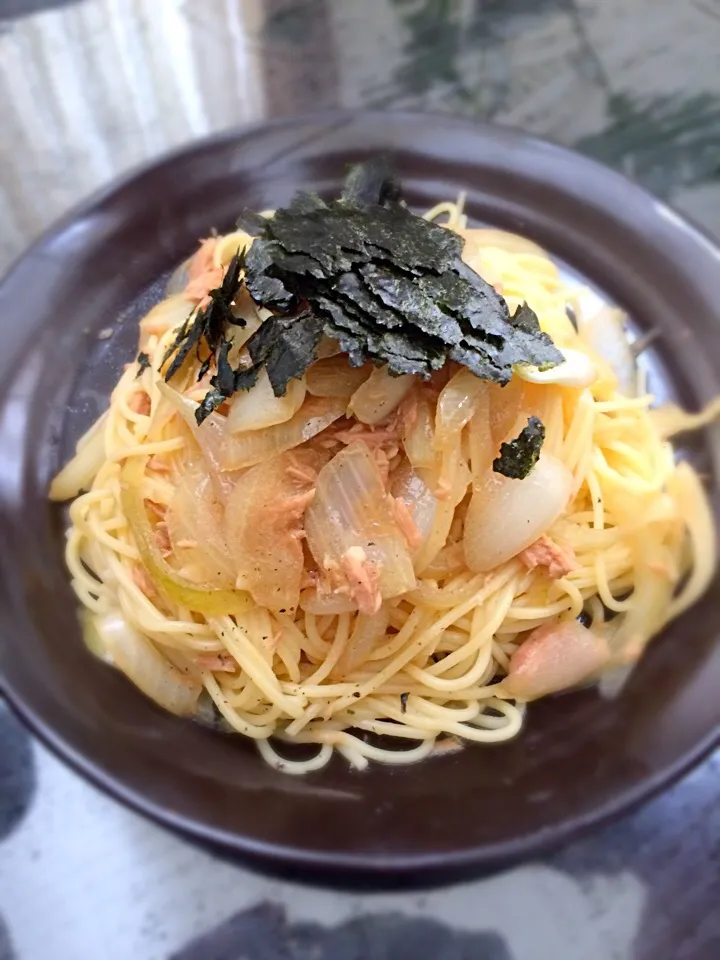 10分で～ランチパスタ♡...*゜ツナと玉ねぎのガリバタ醤油スパゲティ♡|まぁちゃんさん