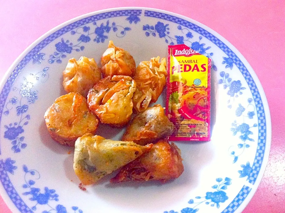 ekado, bakwan udang, keong mas sayur|Dewi Mandaさん