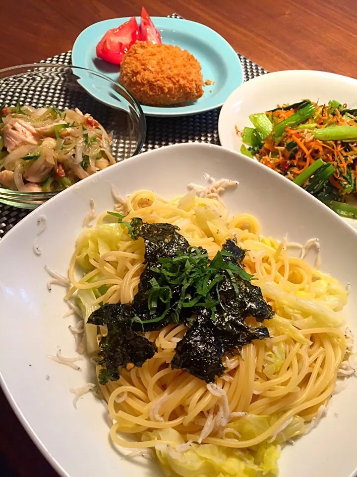 Snapdishの料理写真:キャベツしらすパスタ、小松菜炒め、ささみ梅サラダ ご飯|Tomomi Booさん