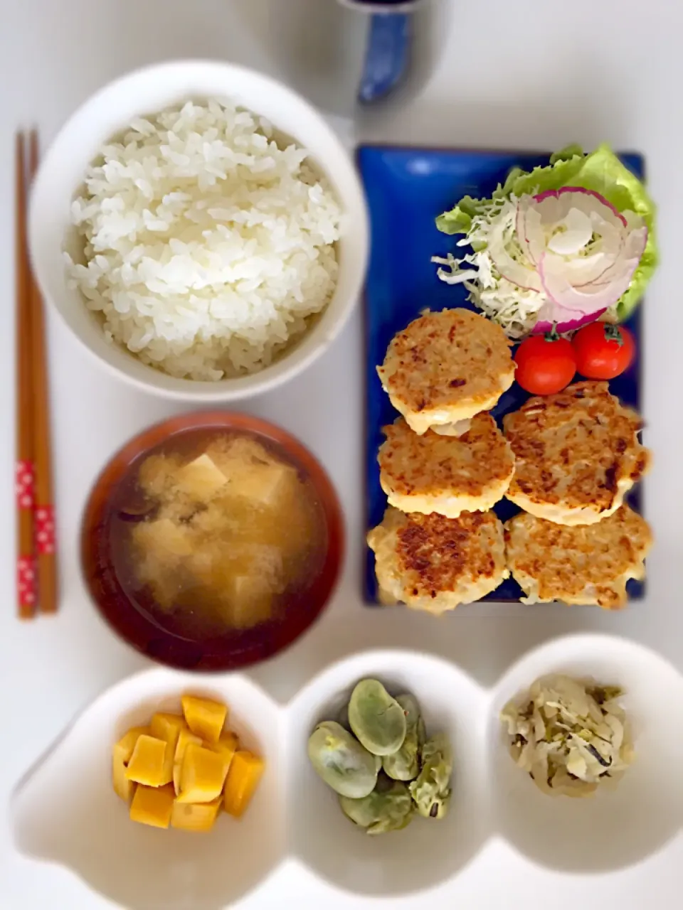 ＊豆腐と椎茸の味噌汁＊玉ねぎサラダ＊豆腐とささみの野菜つくね＊すぐき菜の醤油漬け＊ソラマメの塩茹で＊安納芋の甘露煮|あゆかさん