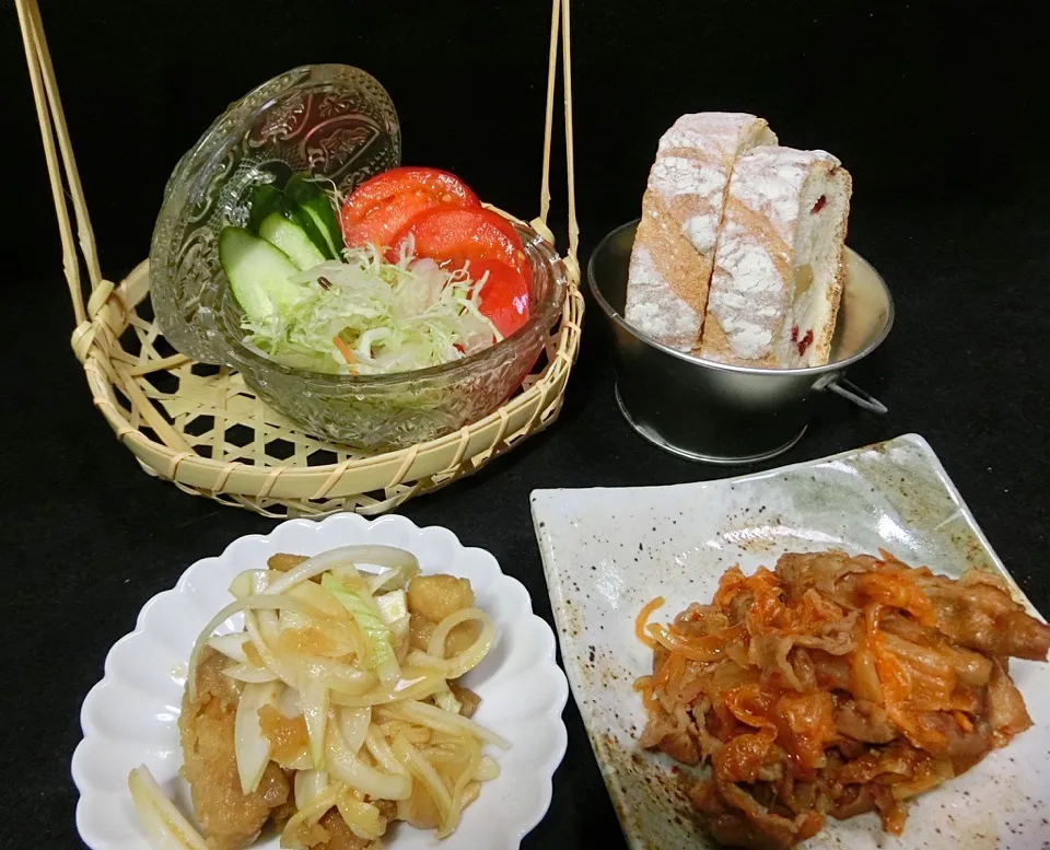 晩ご飯  豚キムチ  太刀魚の南蛮漬け  サラダ  はまっているクルミハース|Hiroshi  Kimuraさん