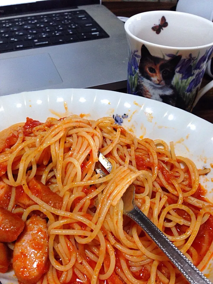 トマト缶の残りとウインナーの残りでめちゃ辛いパスタ作った。|むぎさん