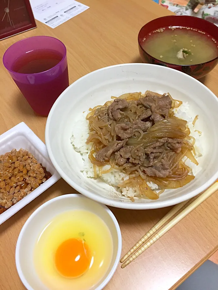 2015.05.29すき焼き風丼と味噌汁と納豆|しおりさん