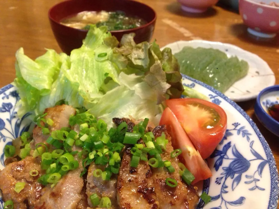 豚ロースの麹味噌漬け、あおさ＆もずくダブル海藻味噌汁、刺身こんにゃく|さんだーさん