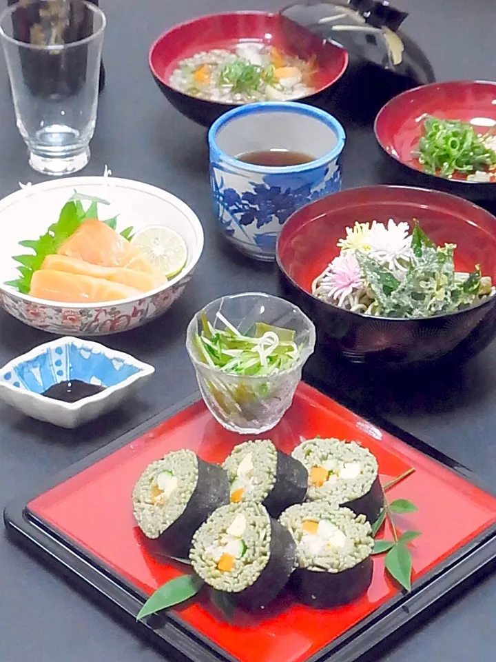 今晩は、茶そば寿司 胡瓜昆布和え、天ぷら 茶そば てん茶の新芽 開花宣言、時鮭お造り、そば米汁

今日は第５週で久しぶりにOFF。
家の整理と掃除、洗車もして気分さっぱり。さてゆっくり晩御飯の支度ができるわ、と余裕(*^^*)
てん茶の新芽の天ぷらを添えたくて、茶そばを出したら、そば寿司を作りたくなって、この際！と祖谷|akazawa3さん