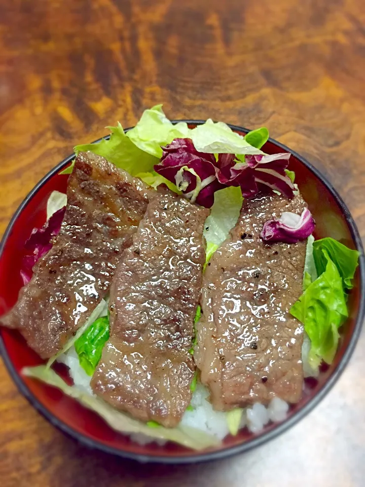 Snapdishの料理写真:牛丼 #Beef #bowl😋😋😋 I can't even eat...|Lotlot Annaさん