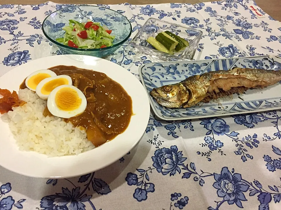 金曜はカレーの日・ニシンの塩焼き・コールスローサラダ・自家製ピクルス|まーままさん