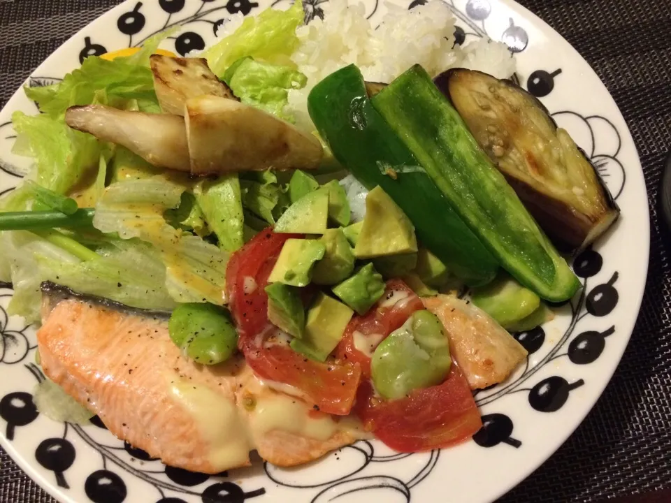 お久しぶりです！サーモンと季節の野菜のグリル！休日出勤で疲れたのでモリモリに盛りました。|aiさん