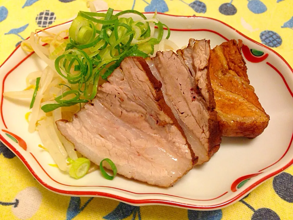 紅茶煮豚を麺つゆ＋お酢＋七味のたれで。|sono.kさん