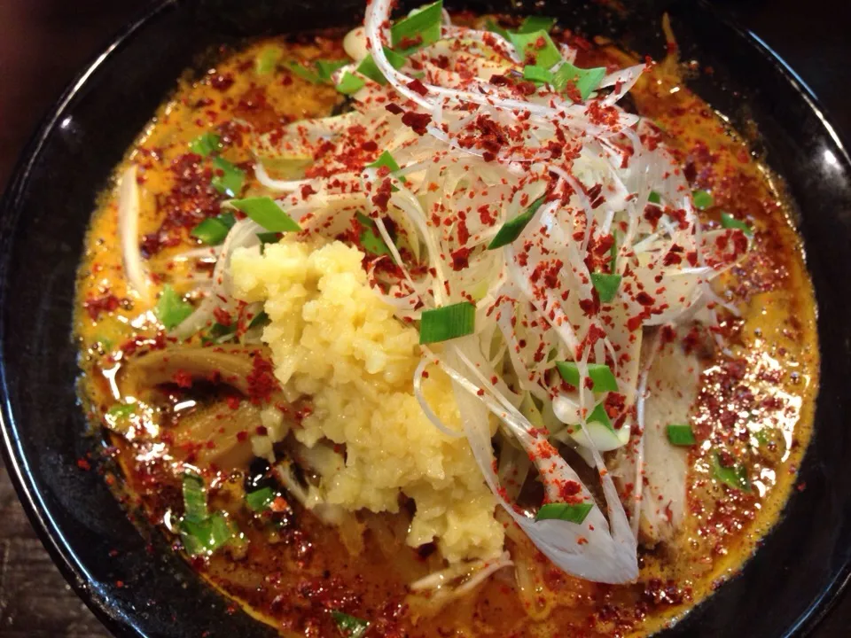 60 からいしびれる味噌ラーメン 辛さ2増し 痺れ4増し ニンニクトッピング @ラーメンスミス|タカパパさん