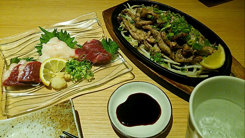 博多のモスクでの聖水の友🍶馬刺し🐎と鶏せせりの炭火焼き🐔
馬刺しは、なんと生♪たてがみがとろけましたわ✨✨✨|にゃあ（芸名）さん