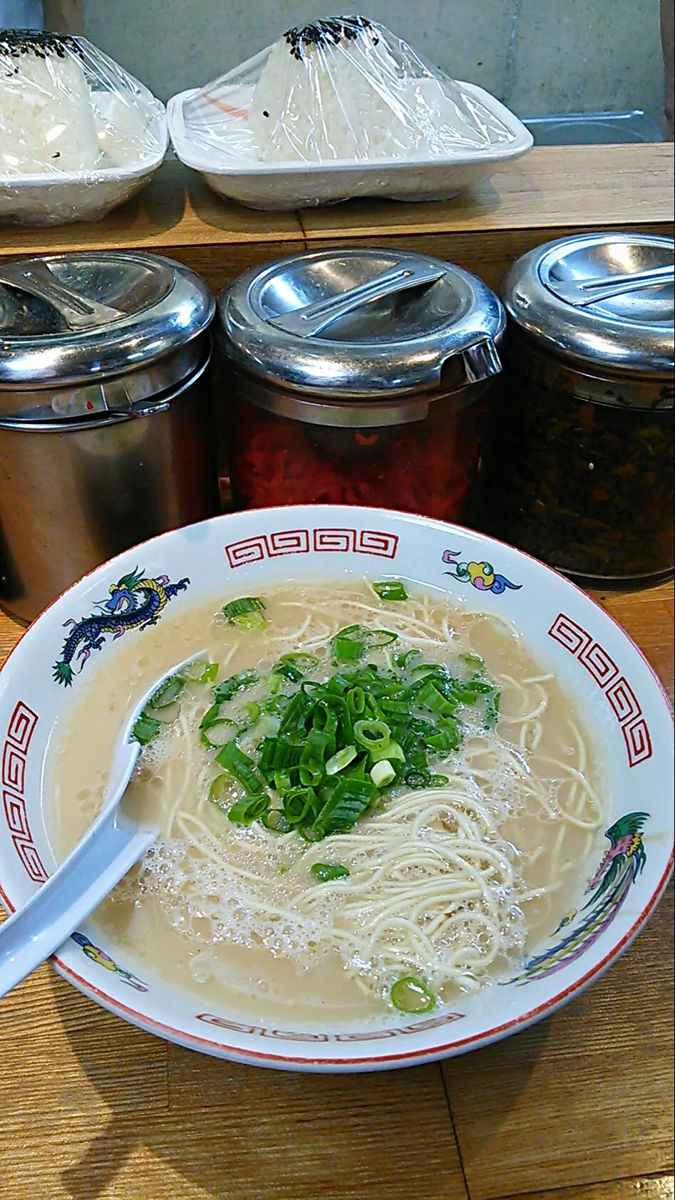 Snapdishの料理写真:博多駅構内の素ラーメン（380円）を本日のしめとして頂く🍜
これで、心置きなく新幹線に乗れましたわ🚄
また近いうちに治安撹乱に来そうですが✋|にゃあ（芸名）さん