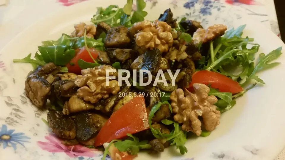 Arugula salad with Walnuss,  tomate,  garlic, mushrooms and balsamico vinaigrette|Najeskaさん