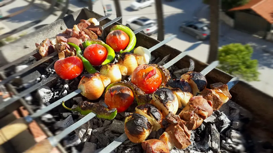 barbecued meat with vegetables|Ghinwa Gerjiさん