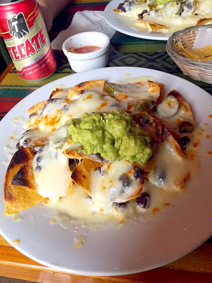 Black bean and guacamole nachos.|Dina Beeさん