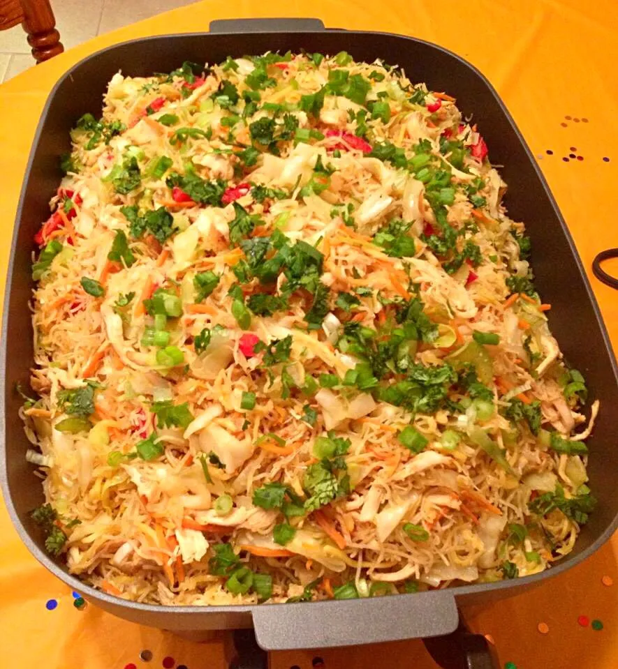 Filipino Noodle "Pancit" mix with shredded chicken and vegetables|Alma's Home Kitchenさん