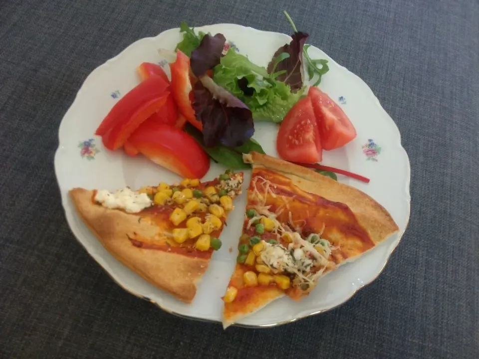 homemade pizza with veggies|elisaさん