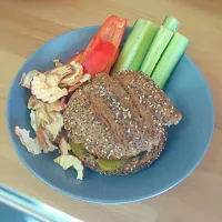 Snapdishの料理写真:veggie burger with apple crisps and veggies|elisaさん