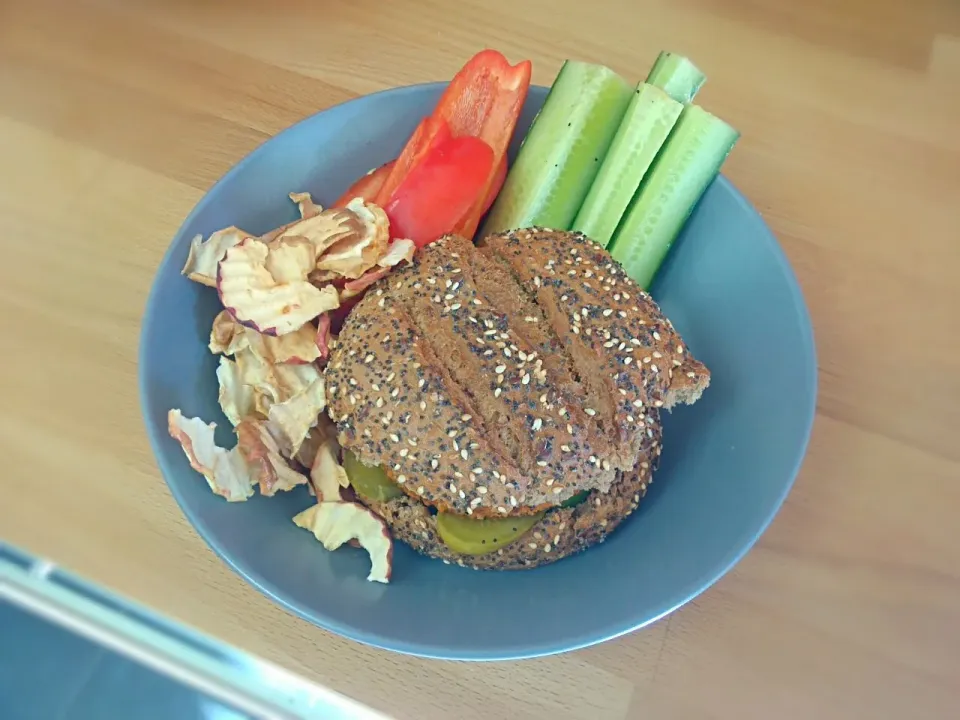 veggie burger with apple crisps and veggies|elisaさん