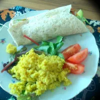 wrap with avocado, veggies and cauliflower rice on the side.|elisaさん