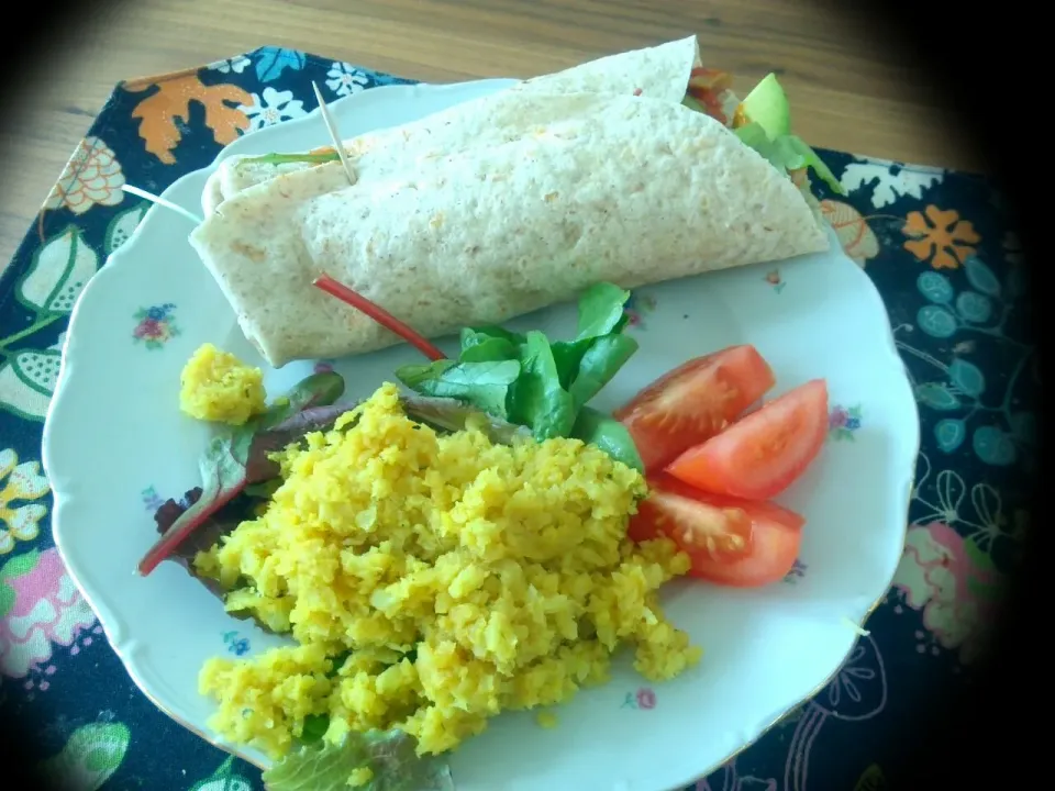 Snapdishの料理写真:wrap with avocado, veggies and cauliflower rice on the side.|elisaさん