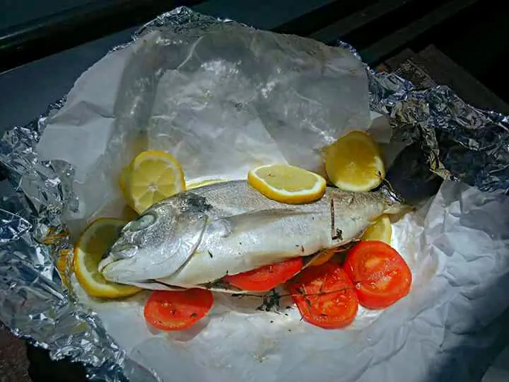 sea bream fish with lemons tomato thyme|CHUENCHAIさん