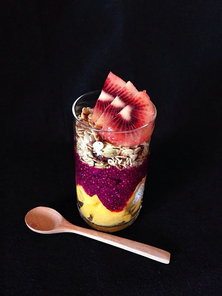 Breakfast parfait - red dragonfruit chia pudding with mangoes, granola and red kiwi|coxiella24さん