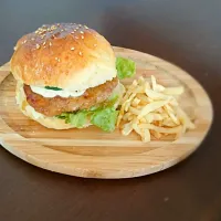 Snapdishの料理写真:バンズも手作り( ﾟ∀ﾟ)なんちゃってマックⓂ🍔🍟|Rina Yanaさん